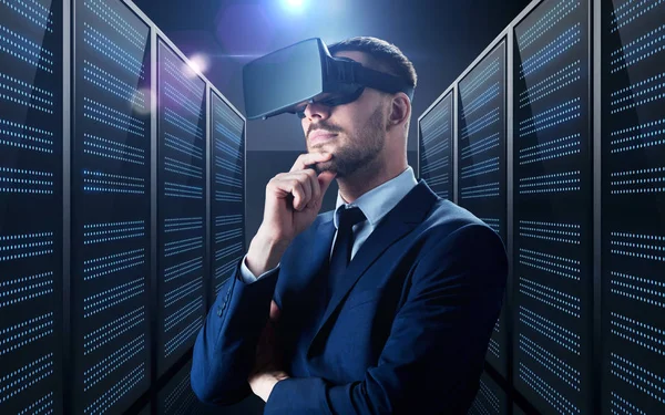 Uomo d'affari in cuffia realtà virtuale — Foto Stock