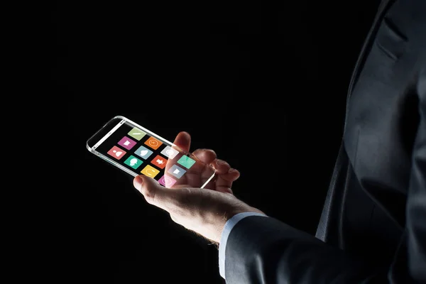 Primer plano de la mano del hombre de negocios con teléfono inteligente de vidrio — Foto de Stock