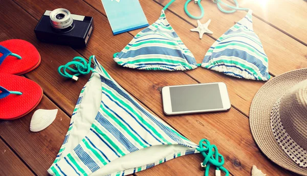 Close up of smartphone and beach stuff — Stock Photo, Image