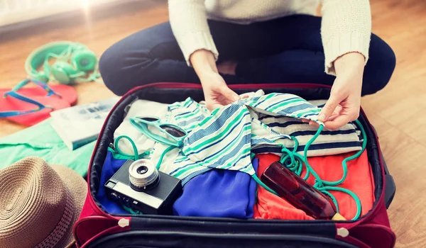 Vicino della donna che prepara la borsa da viaggio per le vacanze — Foto Stock