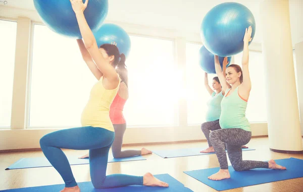 Glückliche Schwangere beim Training mit Ball im Fitnessstudio — Stockfoto