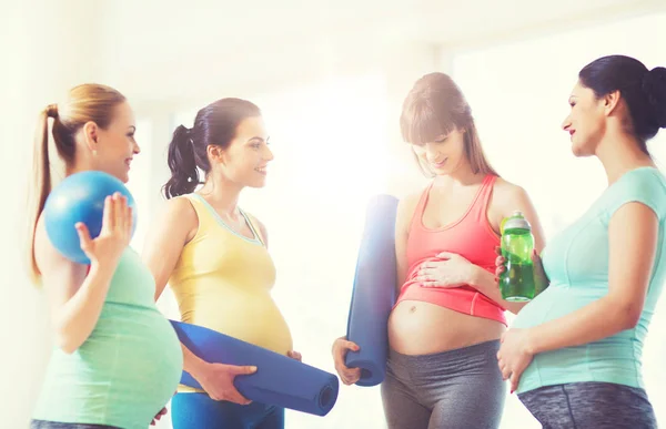 Grupp glada gravida kvinnor talar i gym — Stockfoto
