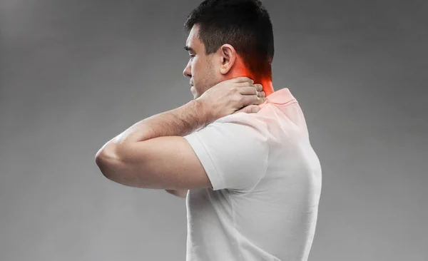 Primer plano del hombre que sufre de dolor de cuello — Foto de Stock