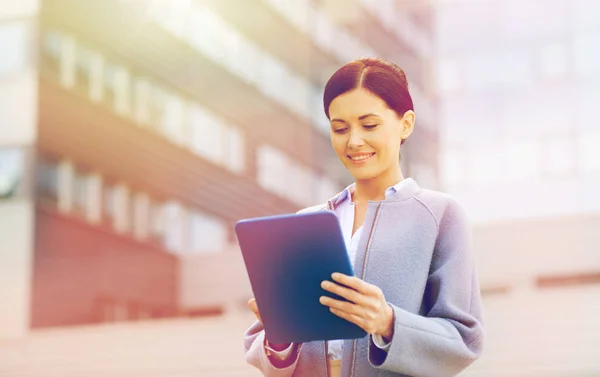 Smiling business woman with tablet pc in city — Stock Photo, Image