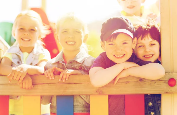 Groep van gelukkige jonge geitjes op kinderspeelplaats — Stockfoto