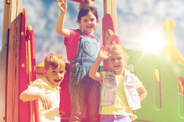행복 한 아이 들 놀이터에 손을 흔들며 그룹 — 스톡 사진