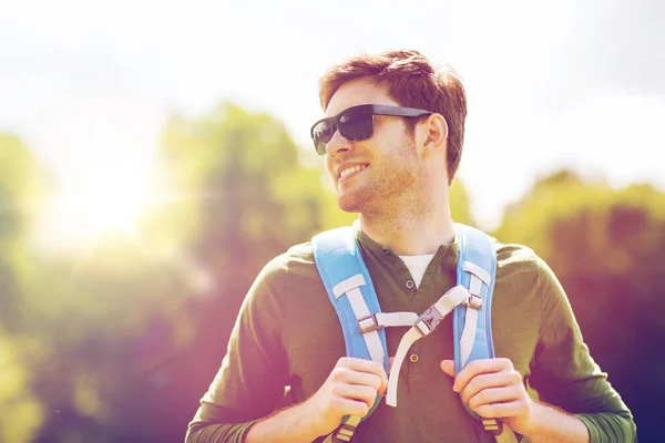 Joven feliz con mochila senderismo al aire libre — Foto de Stock