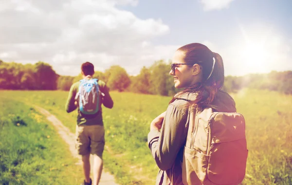 Feliz pareja con mochilas senderismo al aire libre — Foto de Stock