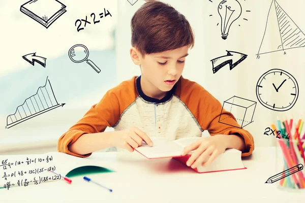 Studente ragazzo lettura libro o libro di testo a casa — Foto Stock