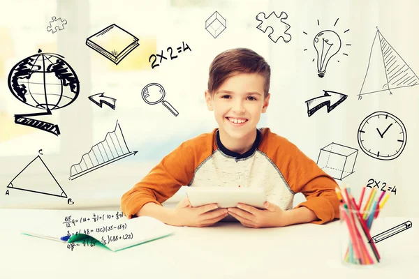 Niño sonriente con tablet PC y portátil en casa — Foto de Stock