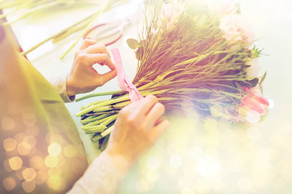 Primer plano de la mujer haciendo ramo en la tienda de flores — Foto de Stock