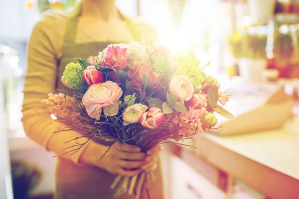 Close up of woman holding bunch at flower shop — Stock Photo, Image