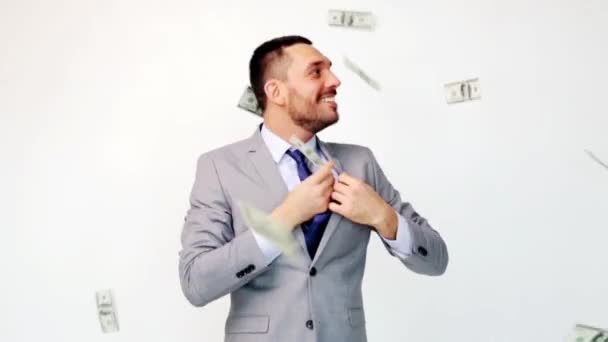 Homem de negócios feliz com pacotes de dinheiro dólar — Vídeo de Stock