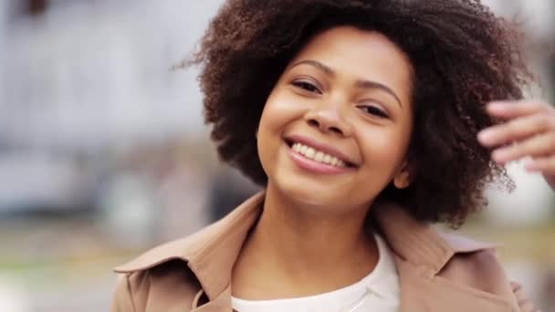 Крупним планом щаслива афроамериканська жінка на відкритому повітрі — стокове відео