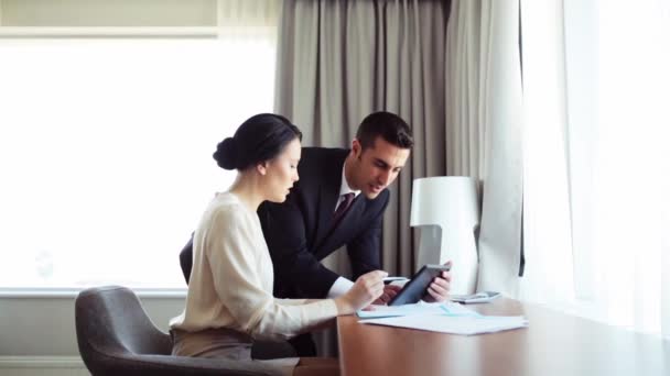 Equipe de negócios com papéis e tablet pc no hotel — Vídeo de Stock