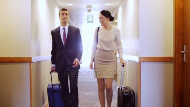 Team di lavoro con borse da viaggio nel corridoio dell'hotel — Video Stock