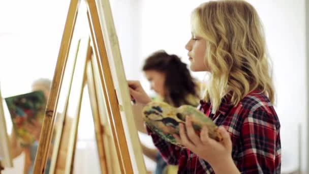 Estudantes com cavaletes pintura na escola de arte — Vídeo de Stock