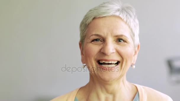 Felice ridere faccia donna anziana — Video Stock