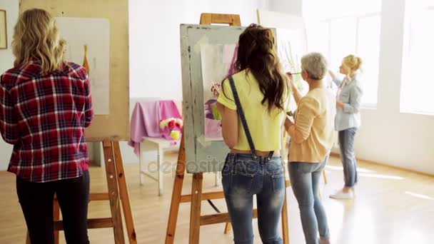 Estudantes com cavaletes pintura na escola de arte — Vídeo de Stock