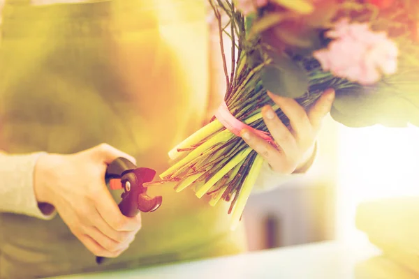 Primo piano di fiorista donna con fiori e potatore — Foto Stock