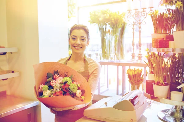 Fiorista sorridente donna con mazzo al negozio di fiori — Foto Stock