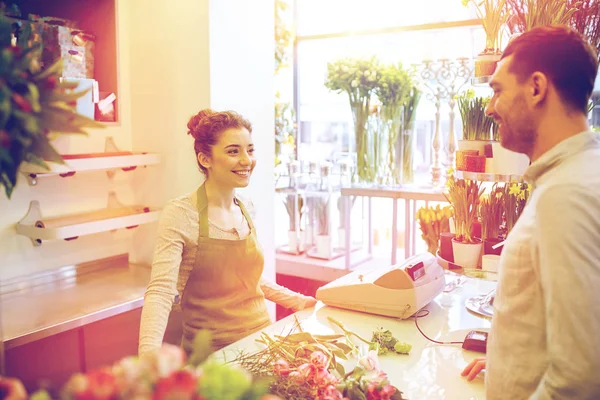 Lachende bloemist vrouw en man op bloemenwinkel — Stockfoto