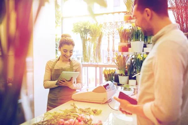 Floristería mujer y hombre haciendo orden en floristería —  Fotos de Stock