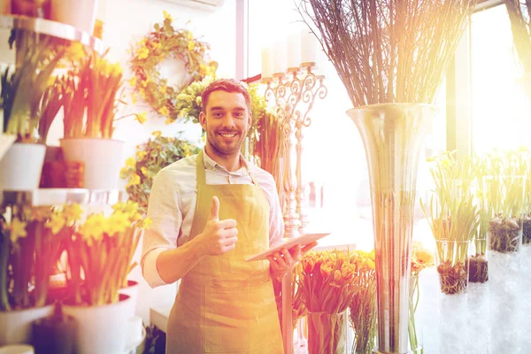 Homem com computador tablet pc na loja de flores — Fotografia de Stock