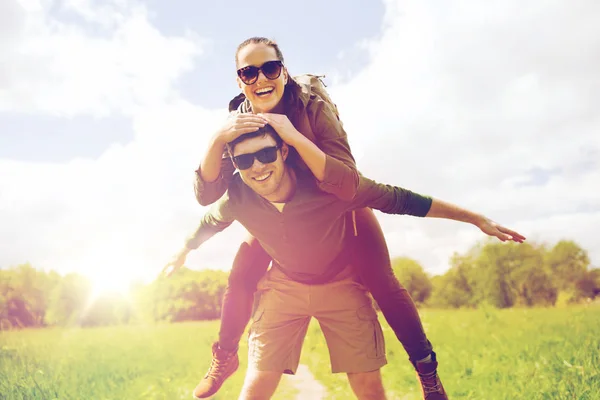 Glückliches Paar mit Rucksäcken, die Spaß im Freien haben — Stockfoto