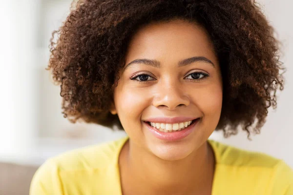 Närbild av glada afrikanska ung kvinna ansikte — Stockfoto