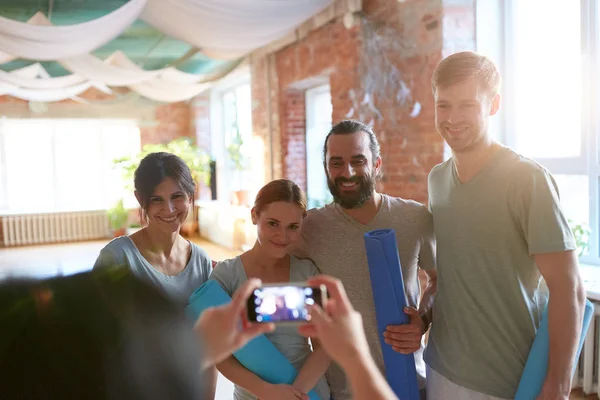 Gente feliz en el estudio de yoga o gimnasio fotografiando — Foto de Stock