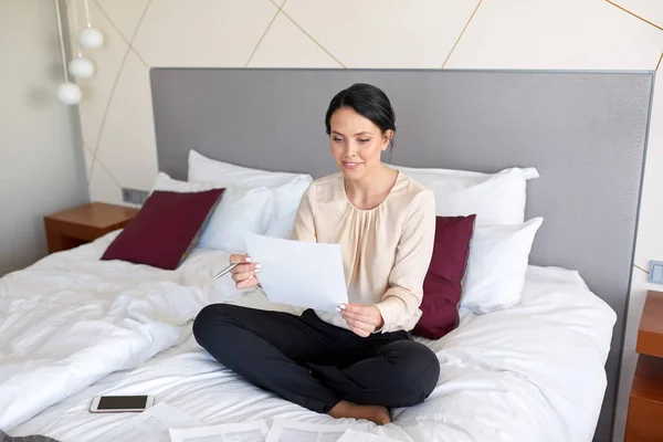 Iş kadını ile otel odasında çalışma kağıtları — Stok fotoğraf