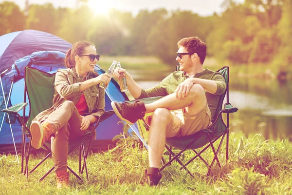 Feliz pareja tintineo bebidas en la tienda del camping — Foto de Stock