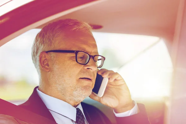 Hombre de negocios senior llamando en el teléfono inteligente en el coche —  Fotos de Stock