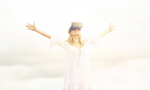 Mulher em realidade virtual headset ao ar livre — Fotografia de Stock