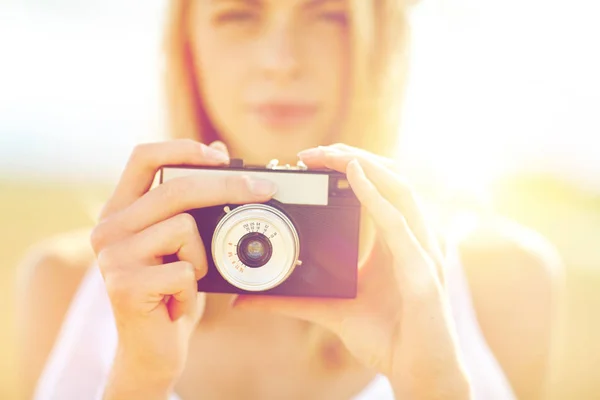 Primer plano de la mujer fotografiando con cámara de cine —  Fotos de Stock