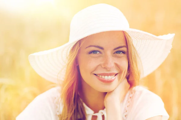 Close up de mulher feliz em chapéu de sol no campo de cereais — Fotografia de Stock