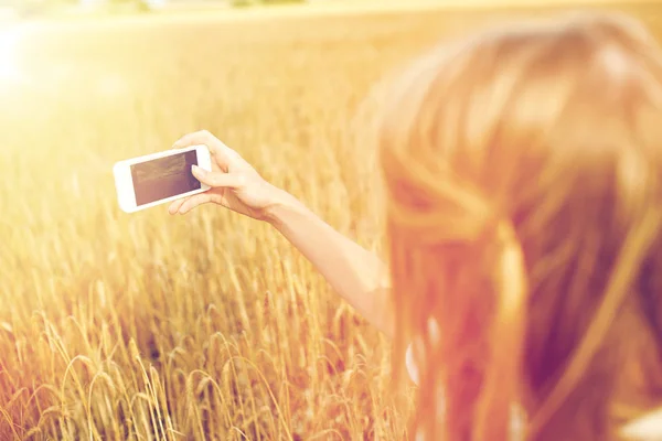 Primo piano di ragazza con smartphone sul campo di cereali — Foto Stock