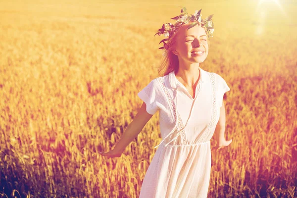 Felice giovane donna in corona di fiori sul campo di cereali — Foto Stock