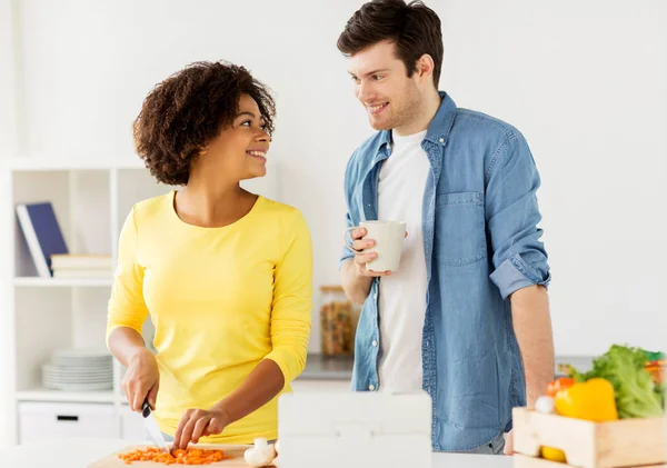 Glückliches Paar kocht Essen in der heimischen Küche — Stockfoto