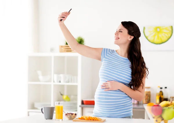 幸せな妊婦さんと台所で — ストック写真