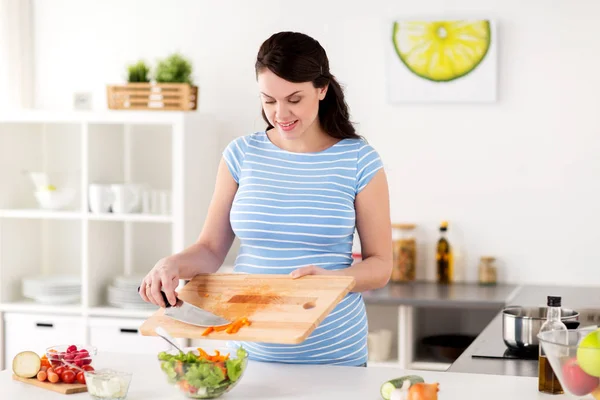 Kobieta w ciąży, przygotowanie sałatki warzywne w domu — Zdjęcie stockowe