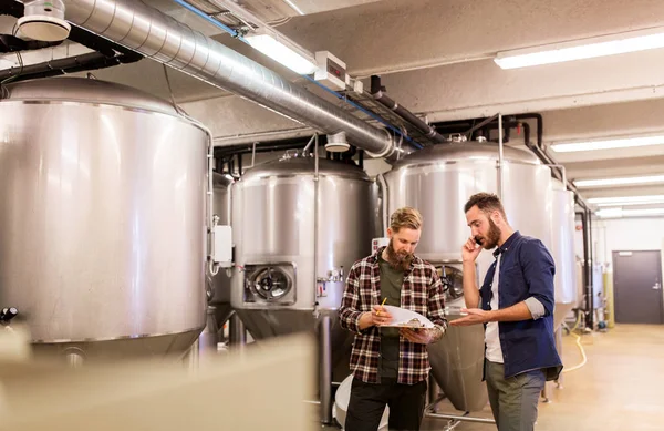 Mannen die werkzaam zijn in ambachtelijke brouwerij of bierfabriek — Stockfoto