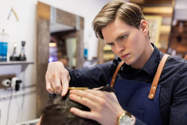 Homem e barbeiro cortando cabelo na barbearia — Fotografia de Stock