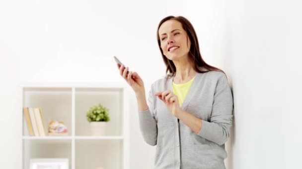 Mulher feliz chamando no smartphone em casa — Vídeo de Stock