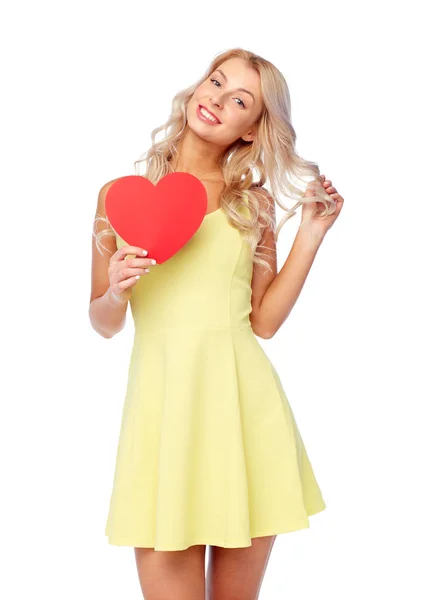 Mutlu genç kadın kırmızı kağıt kalp ile — Stok fotoğraf