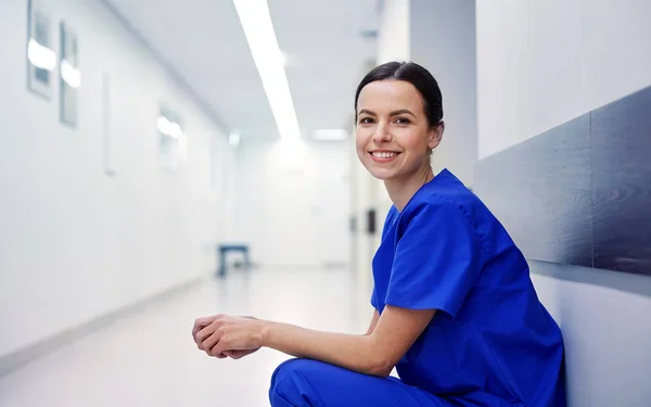 Lächelnde Krankenschwester auf dem Krankenhausflur — Stockfoto