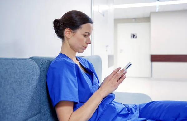 Ärztin oder Krankenschwester mit Smartphone im Krankenhaus — Stockfoto