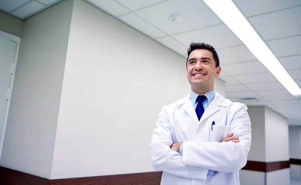 Médico sonriente en el pasillo del hospital — Foto de Stock