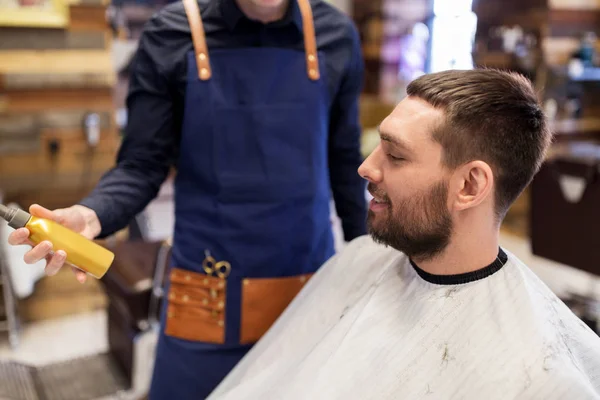 Barbeiro mostrando spray de estilo de cabelo para o cliente masculino — Fotografia de Stock